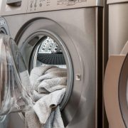 Cum poți scoate rufele gata călcate din mașina de spălat