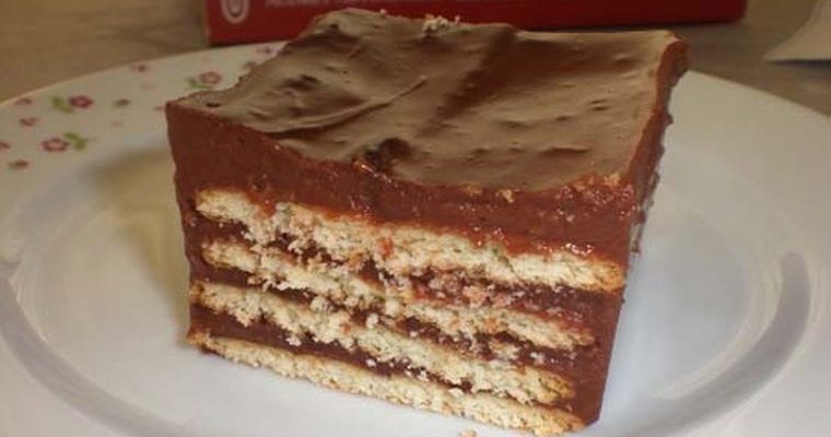 Prăjitura fără coacere, în glazură cremoasă de ciocolată. Gata în timp record
