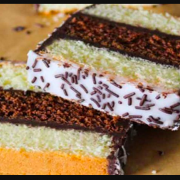 Prăjitura Napolitana cu unt, în două culori. Așa bunătate nu ai mai mâncat