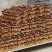 Prăjitura Ferrero Rocher: un deliciu cu napolitane, ciocolată și alune