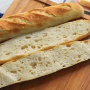Bagheta franțuzească - o pâine crocantă și pufoasă de care nu te mai saturi