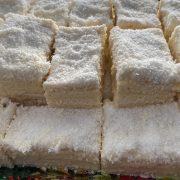 Prăjitura Albă ca Zăpada, rețeta ORIGINALĂ cu cremă densă și blat super fraged